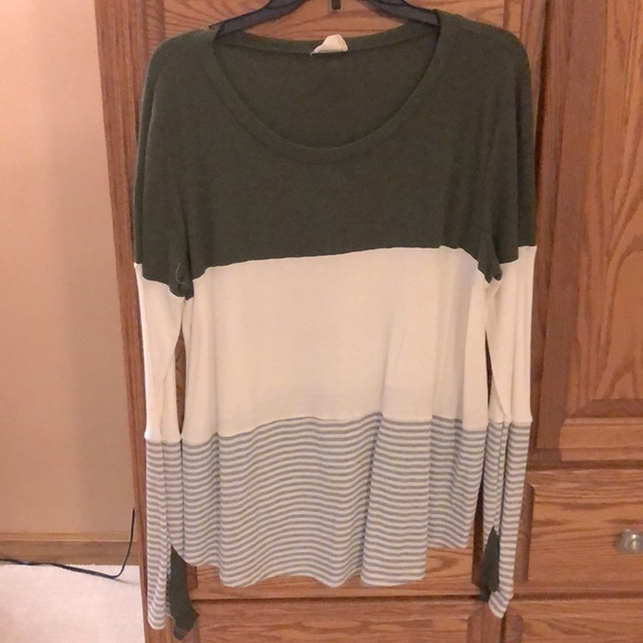 Adorable long sleeved tri colored top - Picture 1 of 2